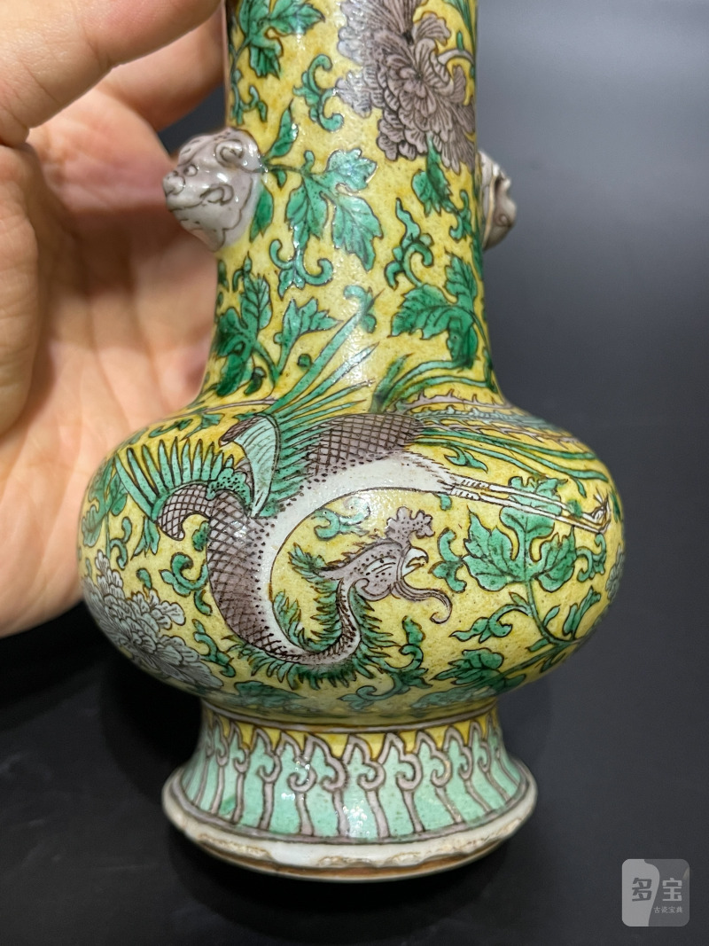 清康熙 黄地素三彩凤穿花牡丹纹铺首瓶 - 图11